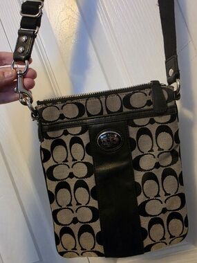 Coach Sutton Signature Swingpack crossbody bag